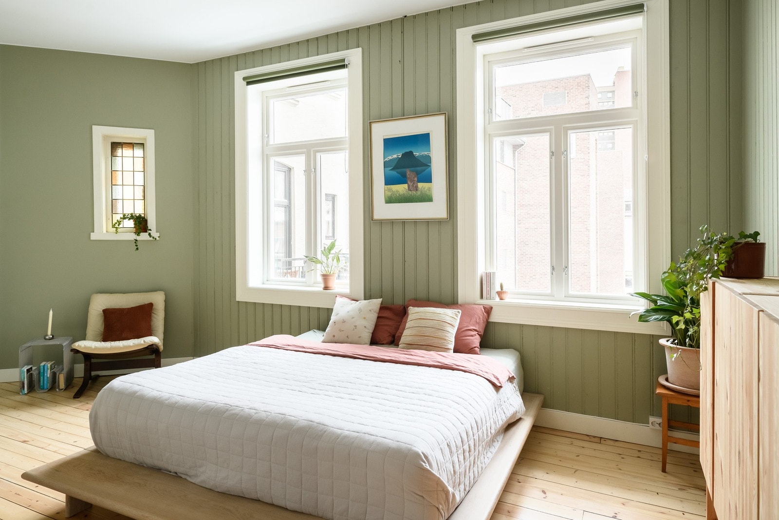 Soverom 2 har store vinduer og vender mot en rolig bakgård. To vinduer gjør det enkelt å dele rommet i to. Galleribilde