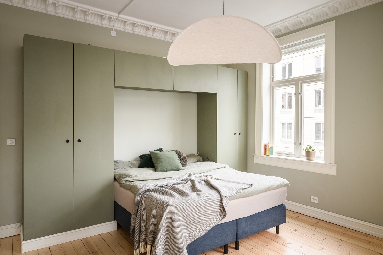 Soverommet har en praktisk garderobeløsning med god plass til oppbevaring. Galleribilde