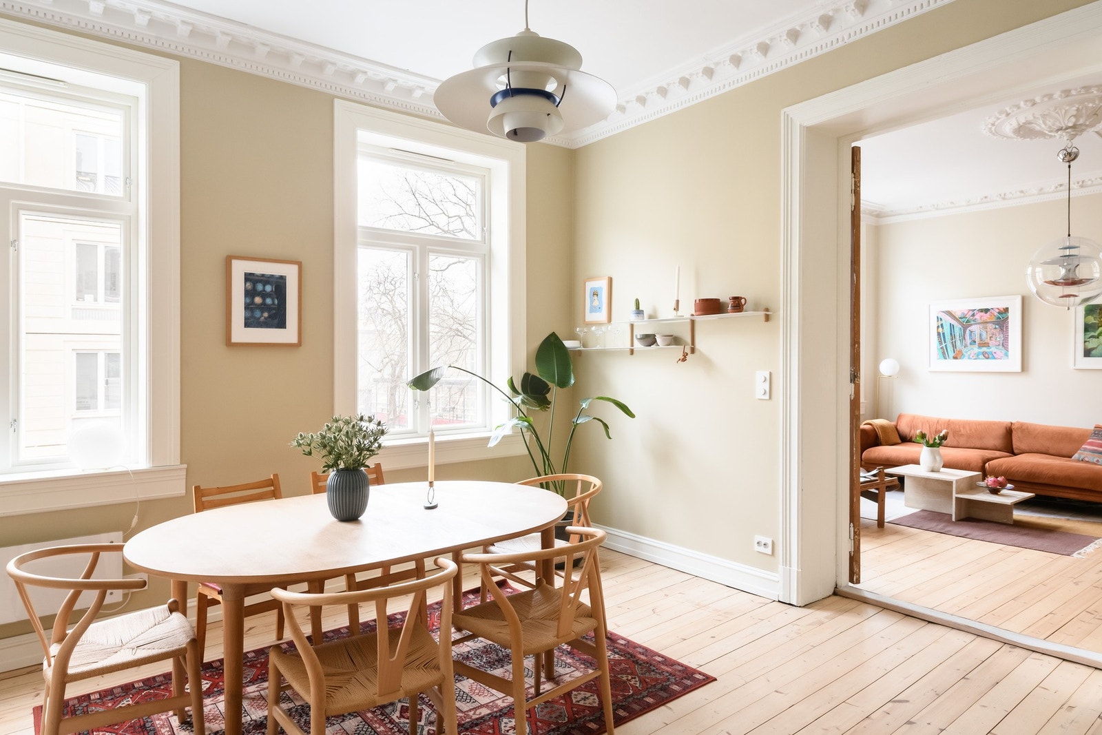 Store vindusflater, kombinert med den gode takhøyden, gir rikelig med naturlig lys. Galleribilde