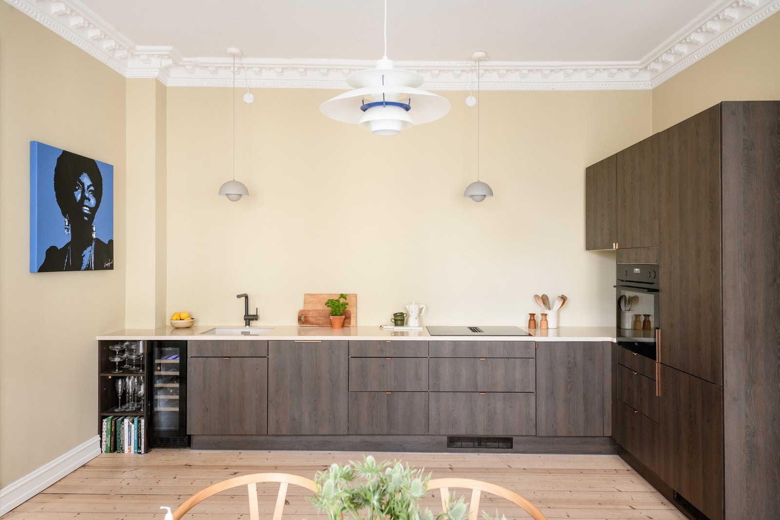 Kjøkkenet fra 2024 har benkeplate i komposittsten og integrerte hvitevarer, inkludert vinkjøleskap. Galleribilde