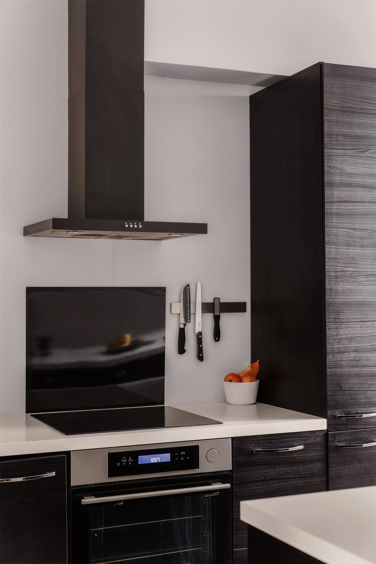 Kjøkkenet har induksjonstopp med integrert stekeovn, kjøleskap med frysedel, oppvaskmaskin samt vaskemaskin. Galleribilde