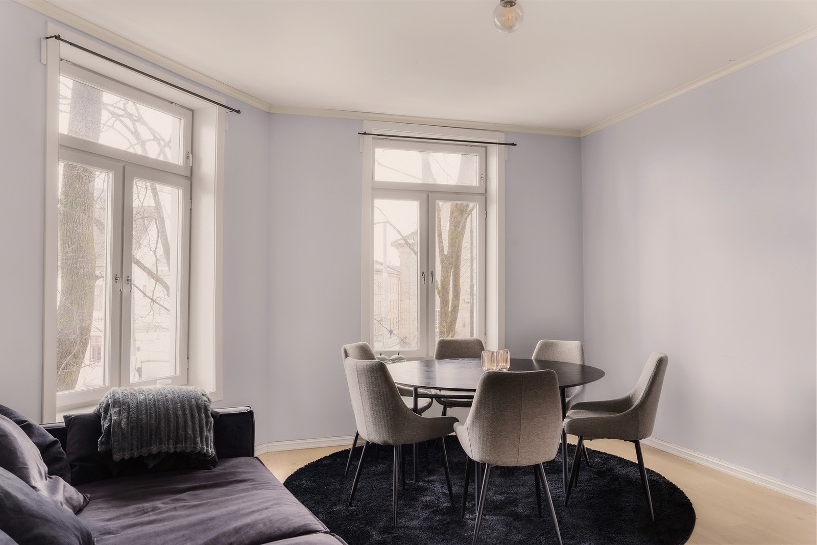 Utenfor vinduene har du en grønn utsikt over bakhagen og Bislett, helt fri for gjenboere. Galleribilde