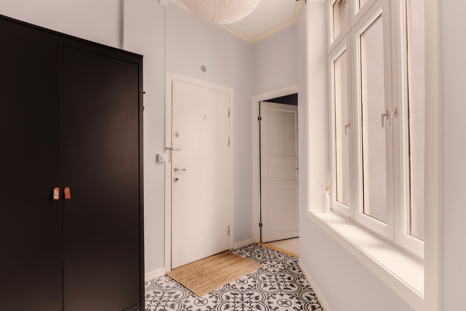 Leiligheten har en innbydende og romslig entré som gir et godt førsteinntrykk. Galleribilde