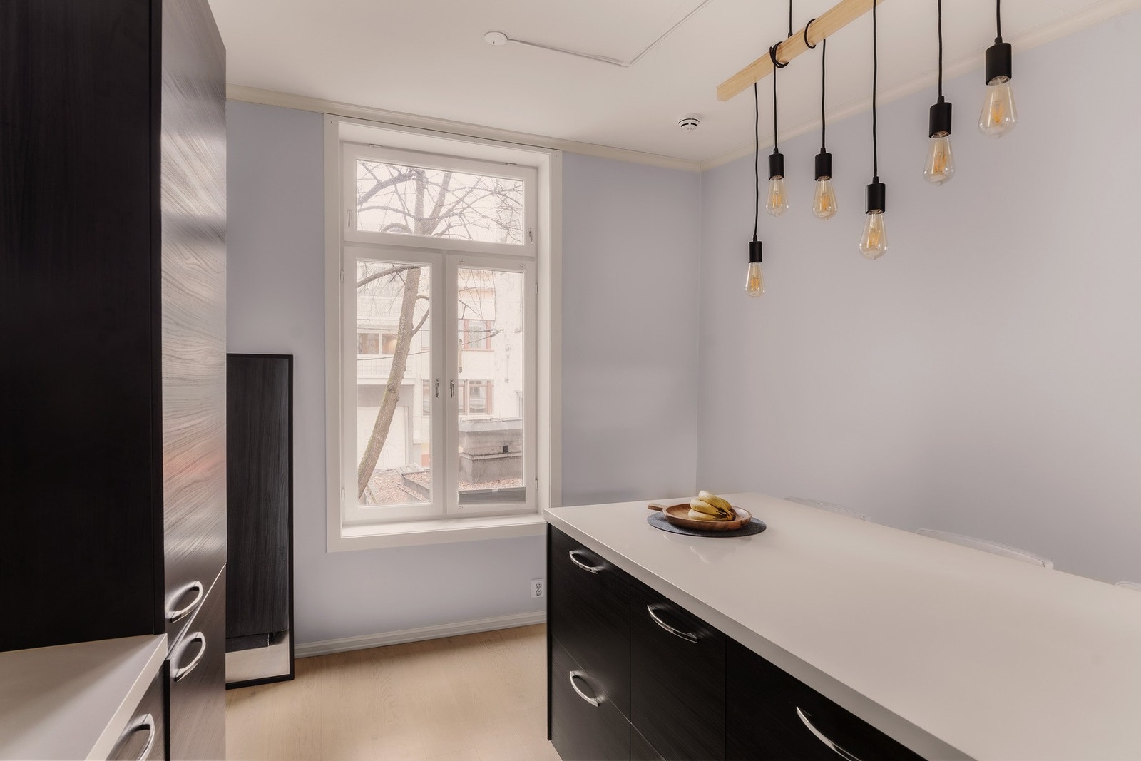 Rommet har parkett på gulv, malte veggflater og platelagt himling, noe som gir et helhetlig og stilrent uttrykk. Galleribilde