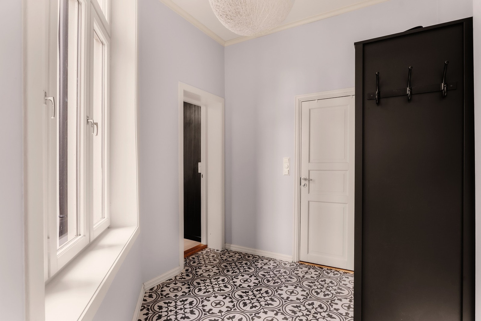 Entréen har god plass til oppbevaring av yttertøy og sko, og fungerer som et naturlig bindeledd mellom boligens øvrige rom. Galleribilde