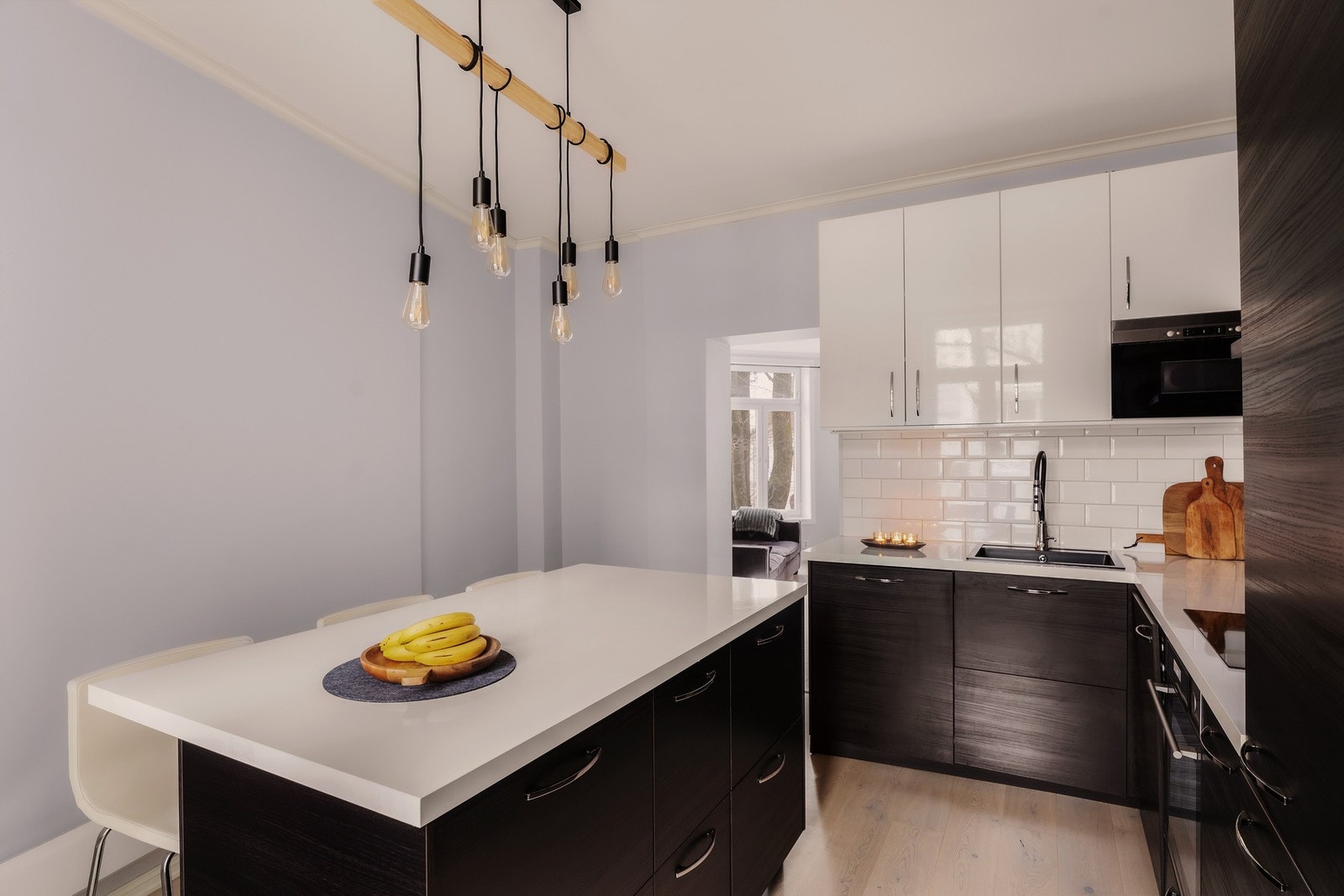 Kjøkkenet fremstår som moderne og funksjonelt, med innredning fra 2016 med glatte fronter og god skap- og benkeplass. Galleribilde