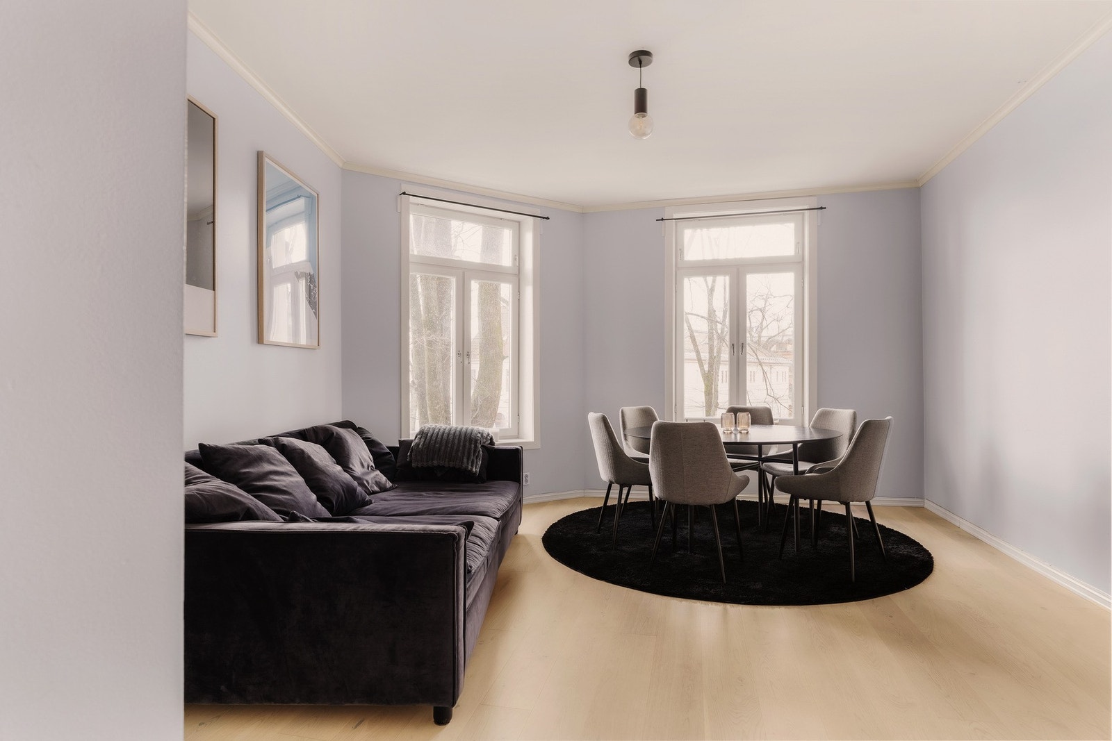 Leiligheten har en svært romslig og innbydende stue med gode proporsjoner og rikelig med naturlig lys fra store vindusflater. Galleribilde