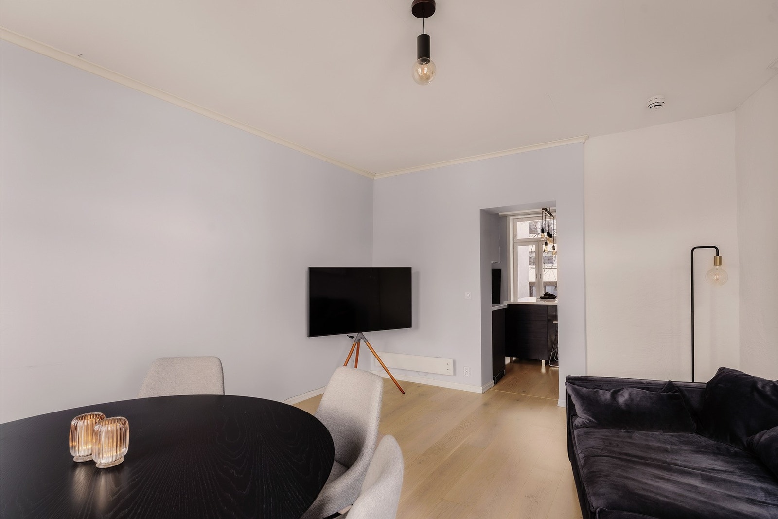 Rommets størrelse gir plass til både romslig sofagruppe og en fullverdig spiseavdeling, slik dagens møblering tydelig viser. Galleribilde