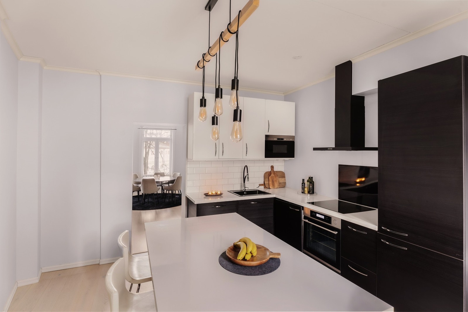 Den romslige kjøkkenøya gir ekstra arbeidsflate og fungerer naturlig som samlingspunkt i rommet, med plass til sitteplasser. Galleribilde