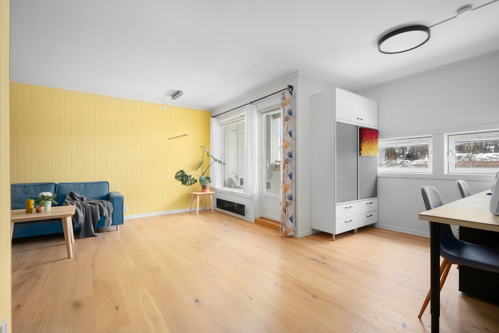 Sjekk ut denne flotte stuen! Stuen er romslig og har store vindusflater som slipper inn rikelig med dagslys og gir en åpen følelse. Galleribilde