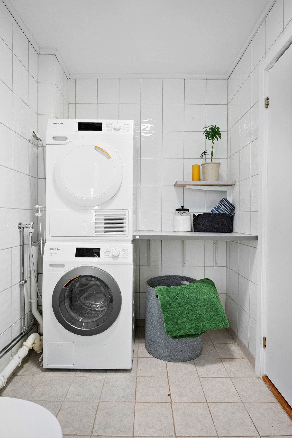 Badet er innredet med dusjkabinett, gulvmontert toalett, servant samt opplegg for både vaskemaskin og kondenstørketrommel. Galleribilde