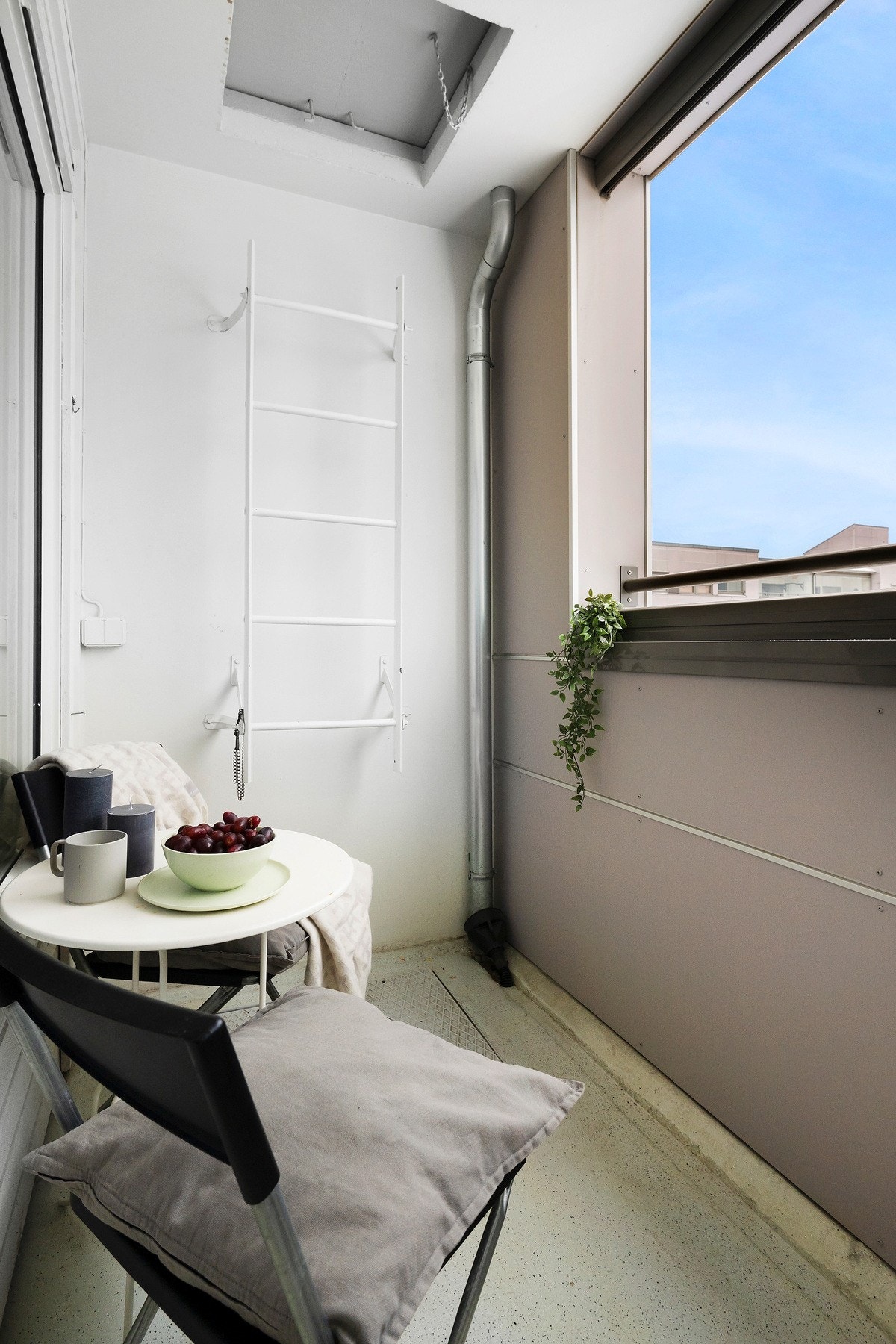 Den innglassede balkongen på ca. 3 kvm gir deg et ekstra rom å nyte - uansett årstid. Galleribilde