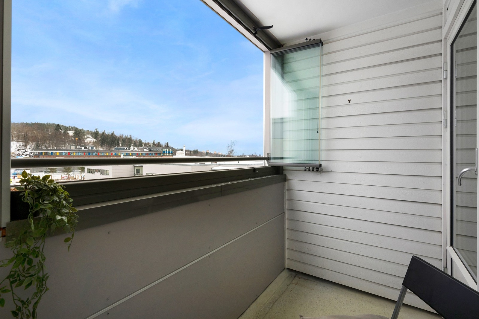 Her kan du sitte skjermet og varmt, eller skyve glassvinduene til side og slippe inn den friske luften. Galleribilde