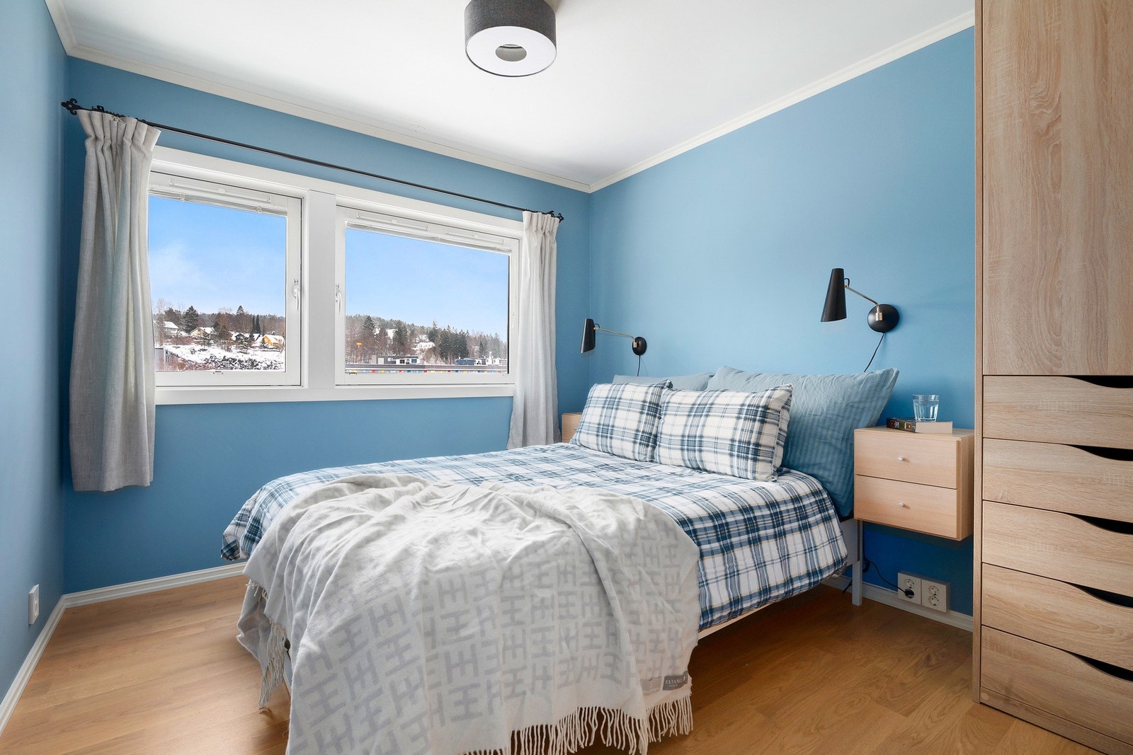 Soverommet har en god størrelse og store vindusflater som slipper inn mye naturlig lys. Her er det godt med plass til seng og annet møblement. Galleribilde