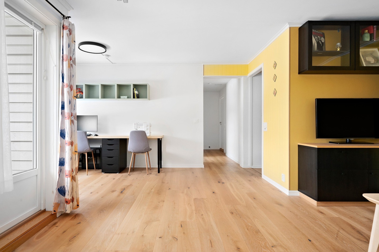 Her er det god plass til både sofagruppe, TV-vegg og spisebord. Galleribilde