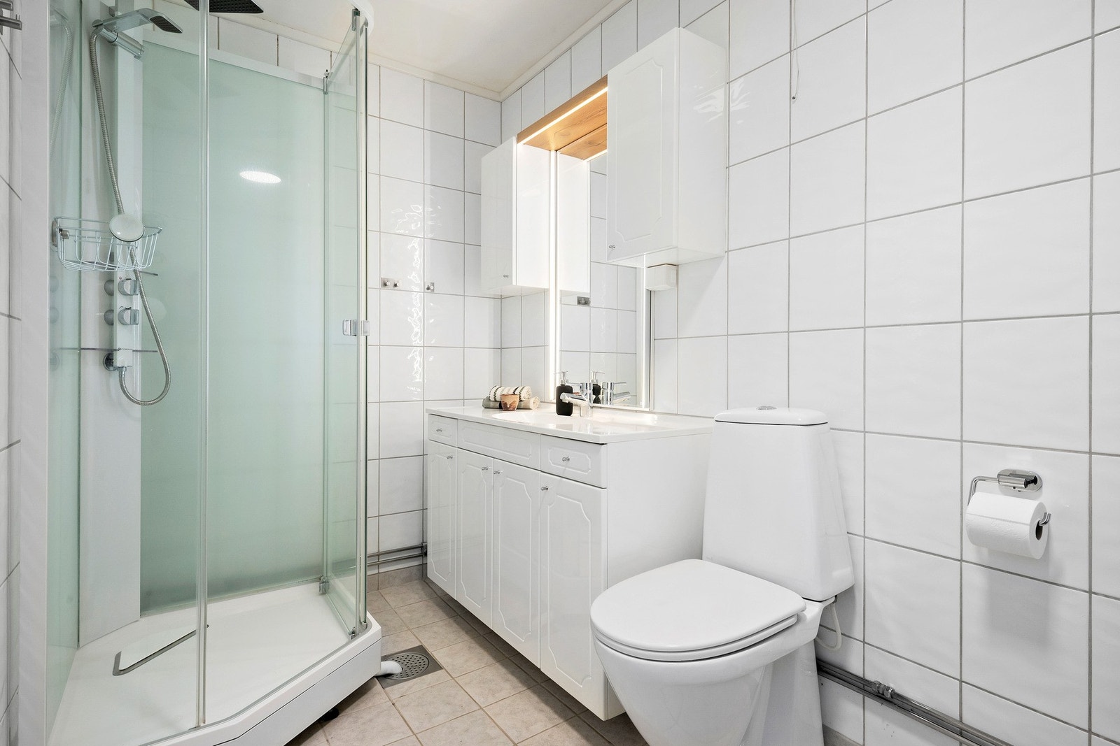 Badet er flislagt og fremstår som funksjonelt og tidløst. Det ble oppgradert med nye fliser i 2010 og har elektriske varmekabler i gulv som gir god komfort i hverdagen. Galleribilde