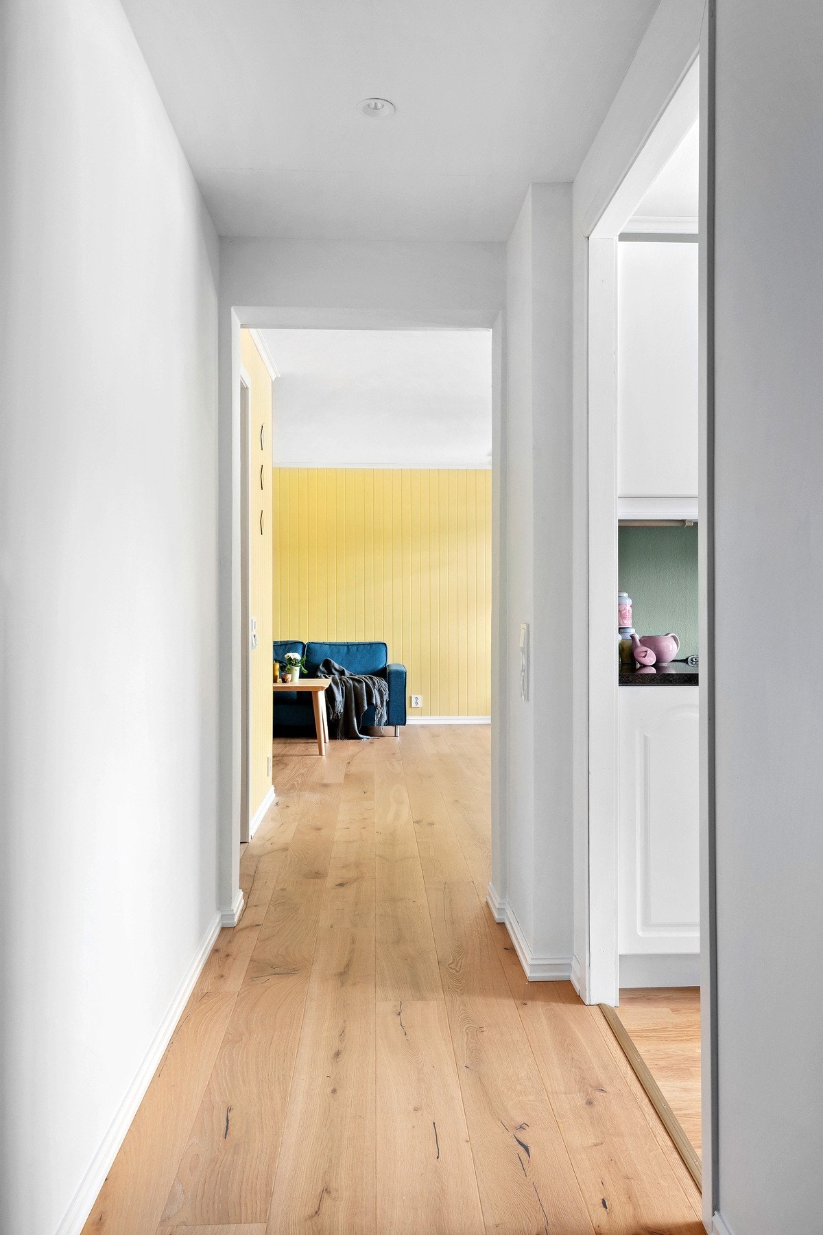 Gulvet har overflater av parkett, og nytt gulv ble lagt i stue, kjøkken og gang i 2020. Galleribilde