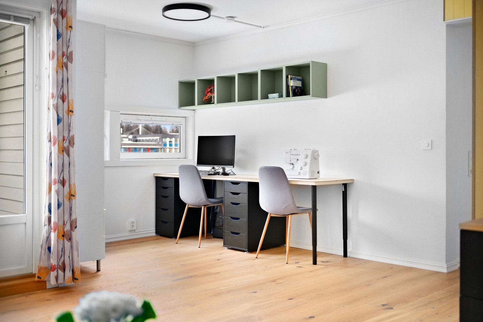 Stuen er et samlingspunkt for både rolige kvelder og hyggelige sammenkomster. Galleribilde