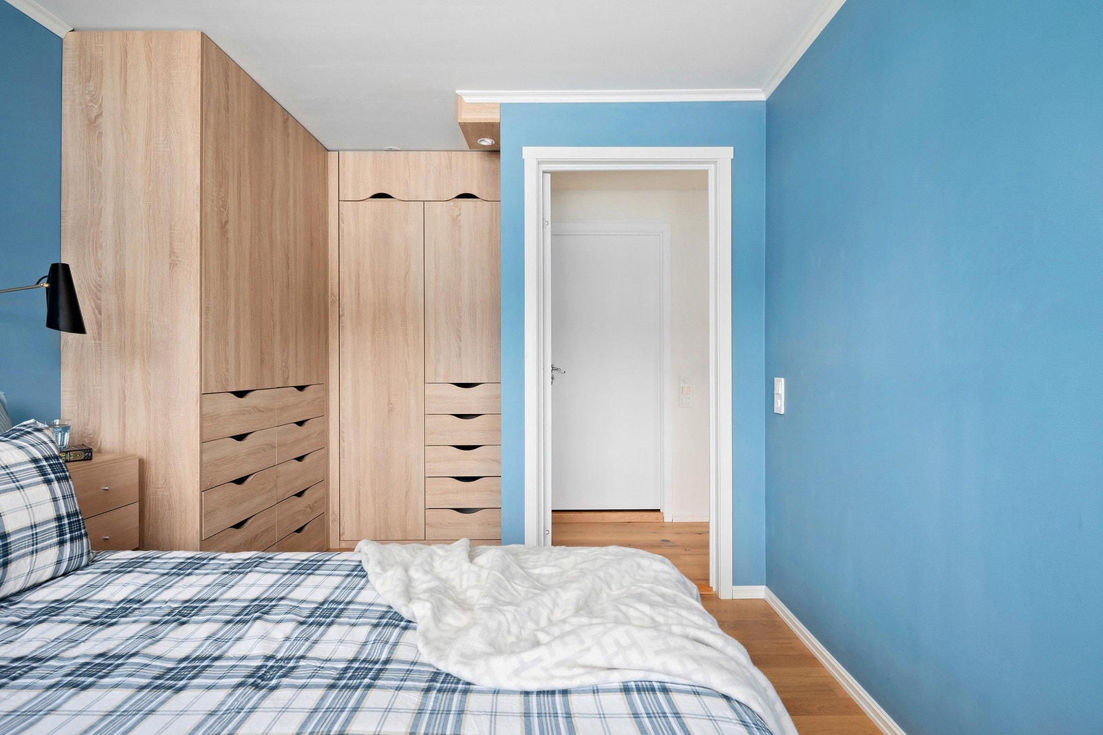 Det er moderne garderobeløsning som gir gode oppbevaringsmuligheter. Galleribilde