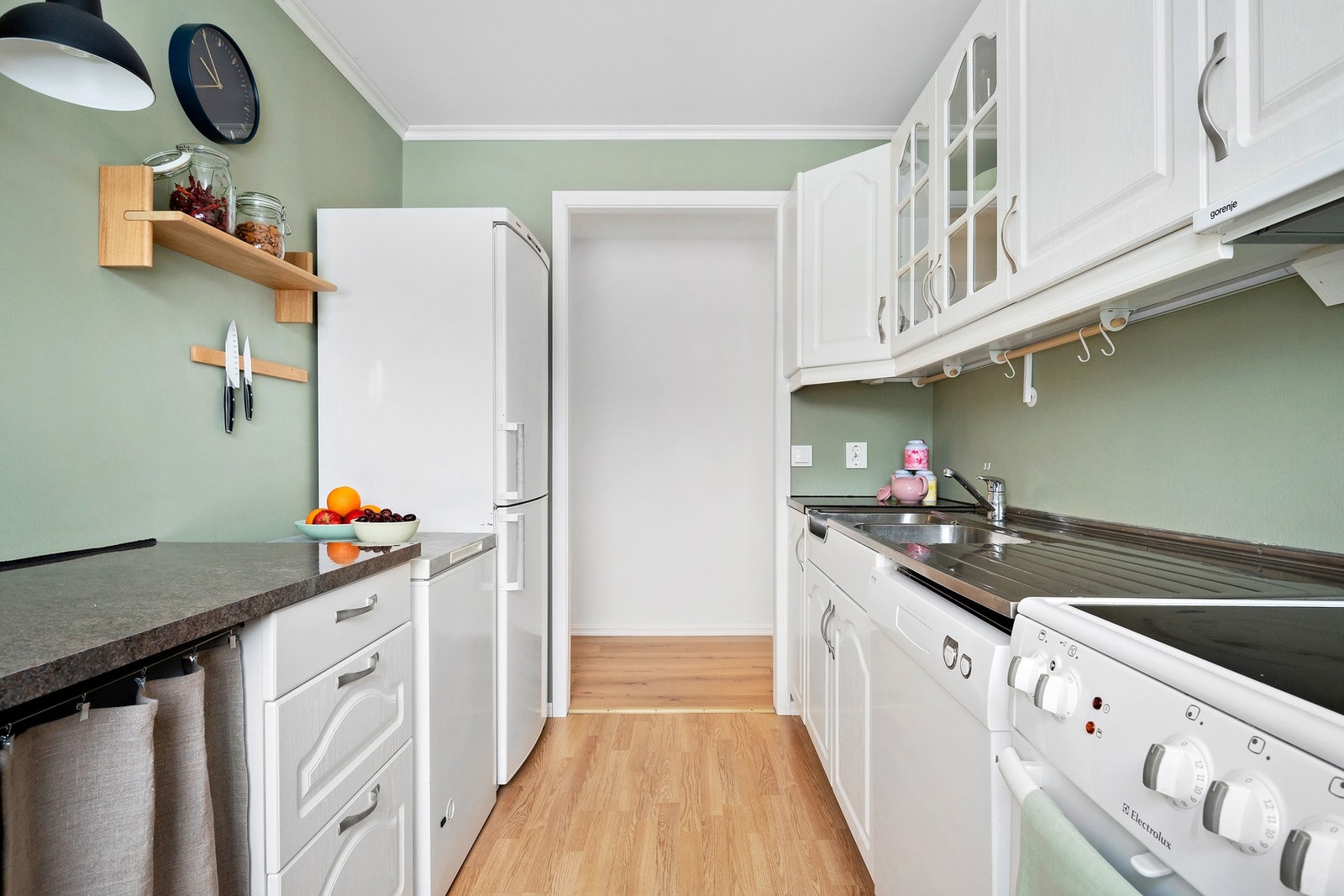 Det separate kjøkkenet gir en egen ro til matlagingen. Galleribilde