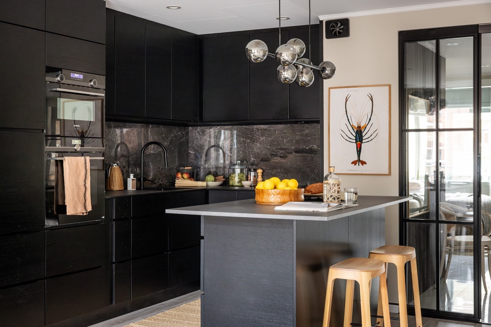 - Integrerte hvitvarer som micro, komfyr, induksjonstopp med integrert kullfilter fra Nicola Tesla, oppvaskmaskin og kjøl/frys - Galleribilde