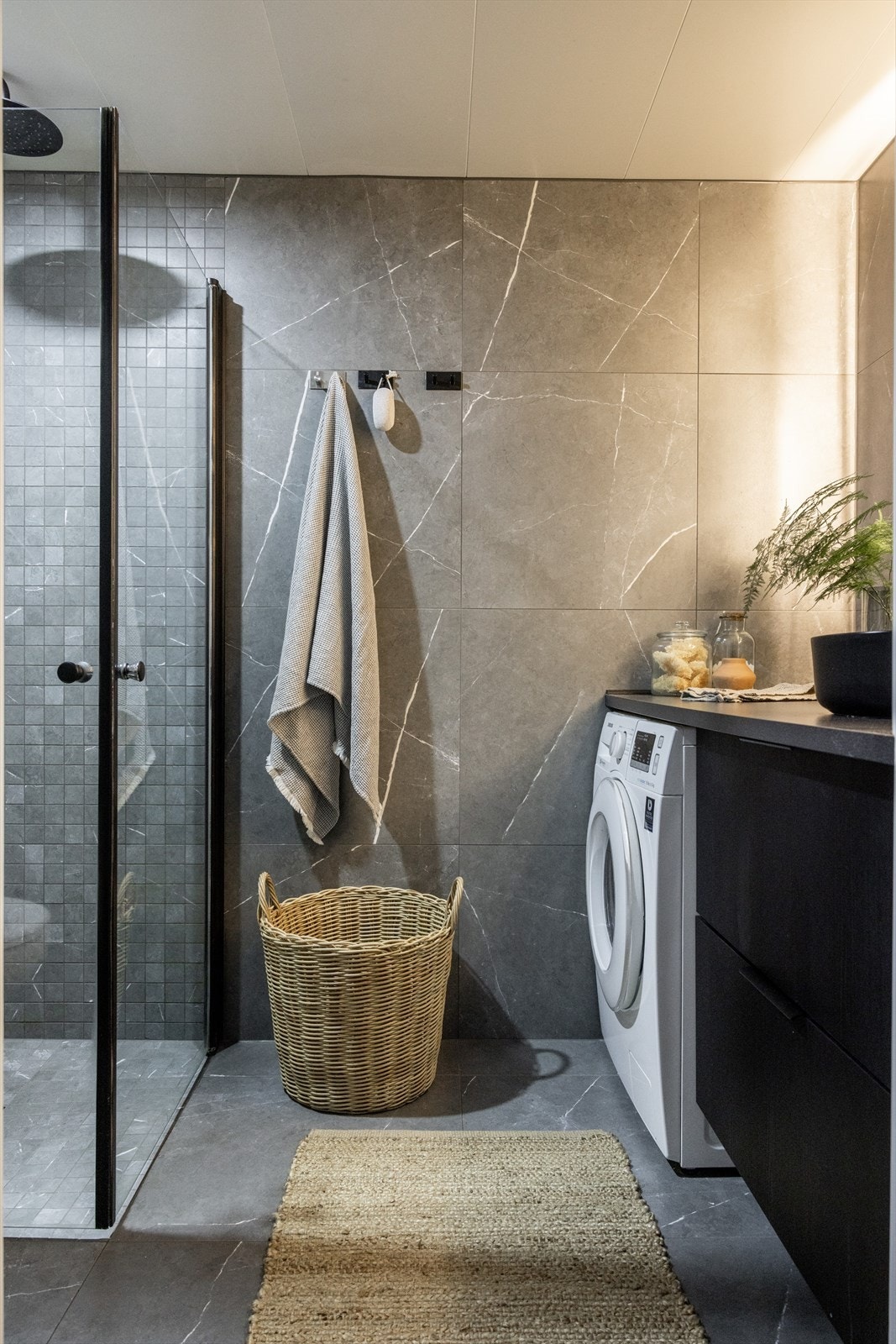 - Innredet med vegghengt klosett, servant nedfelt i innredning og dusjhjørne med svingbare glassdører. Opplegg for vaskemaskin. Mekanisk avtrekk - Galleribilde