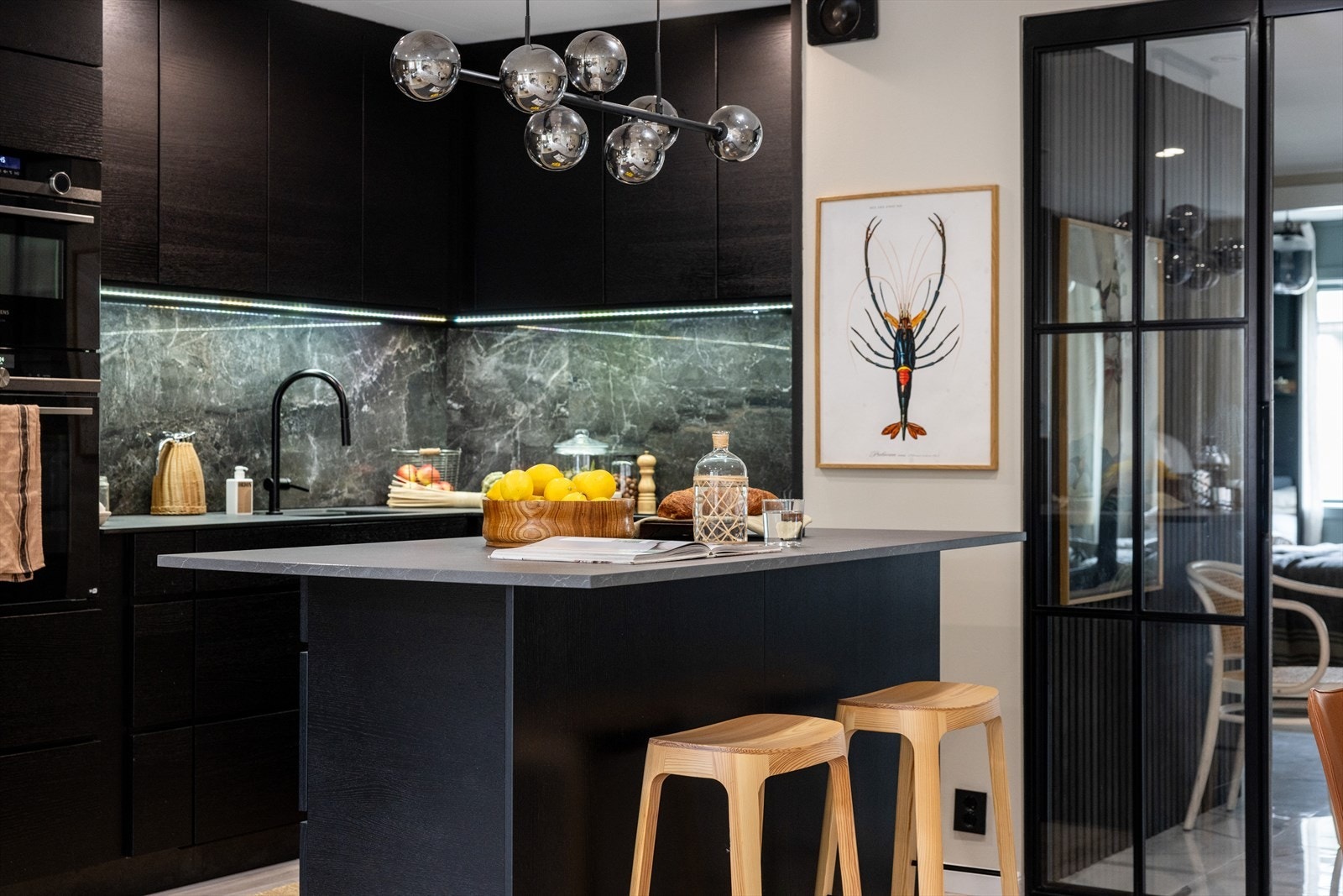 - Det er installert automatisk lekkasjestopper med magnetventil og føler i kjøkkenbenk under kum og komfyrvakt over kokesone - Galleribilde