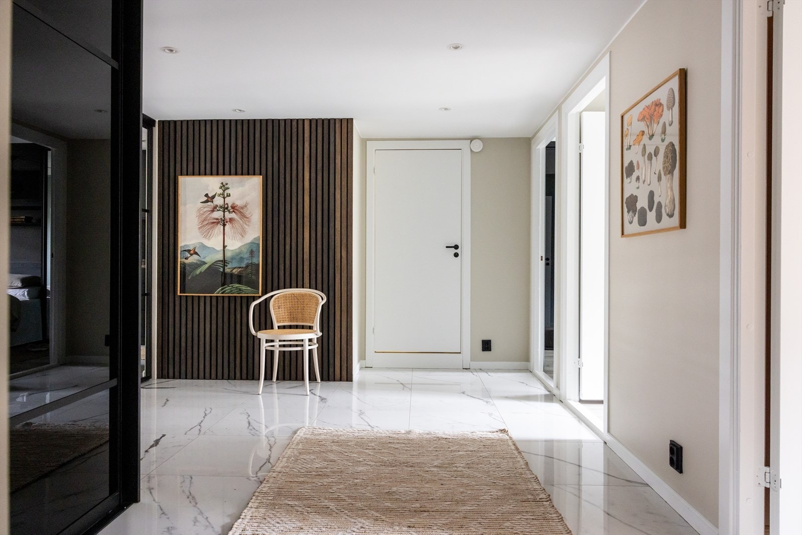 - Inngangspartiet har fantastiske detaljer som spiler i Eik og spesialbestilt garderobeskap fra
Din garderobe
- Galleribilde