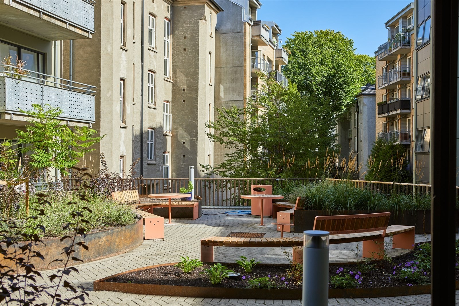 - Det er også flere sittegrupper i bakgården - Galleribilde