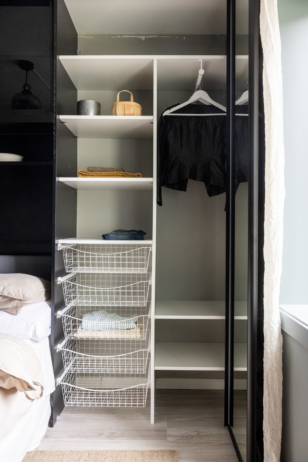 - Videre har soverommet god plass til dobbeltseng og spesialbestilt garderobeskap fra
Din garderobe
. Rommet er malt i Evening green som gir en god romfølelse - Galleribilde