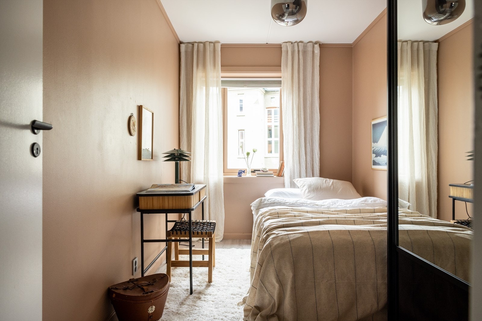 - Soverom 3 fungerer perfekt som gjesterom, barnerom eller kontor. Soverommet er malt i blushing peach og har god plass til seng og garderobeskap. I likhet med de andre soverommene vender dette også mot rolig bakgård - Galleribilde