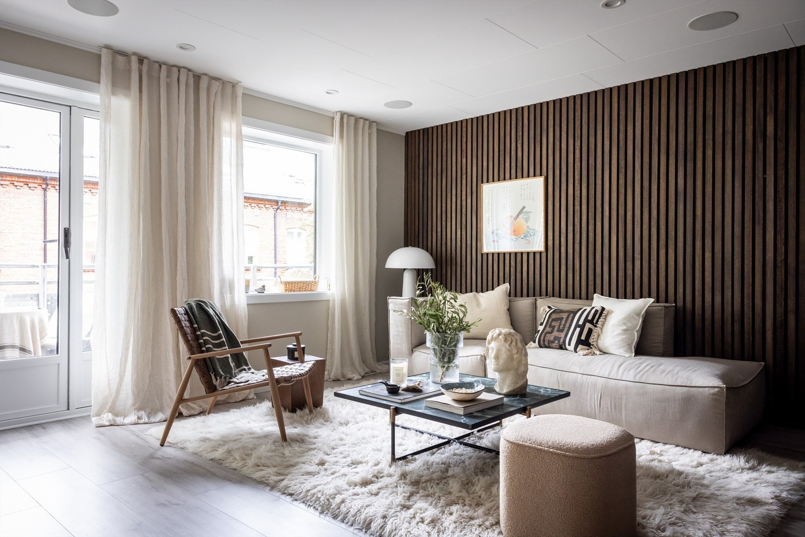 - Lys og hyggelig stue med god plass til en større sittegruppe, sofabord og TV-benk - Galleribilde