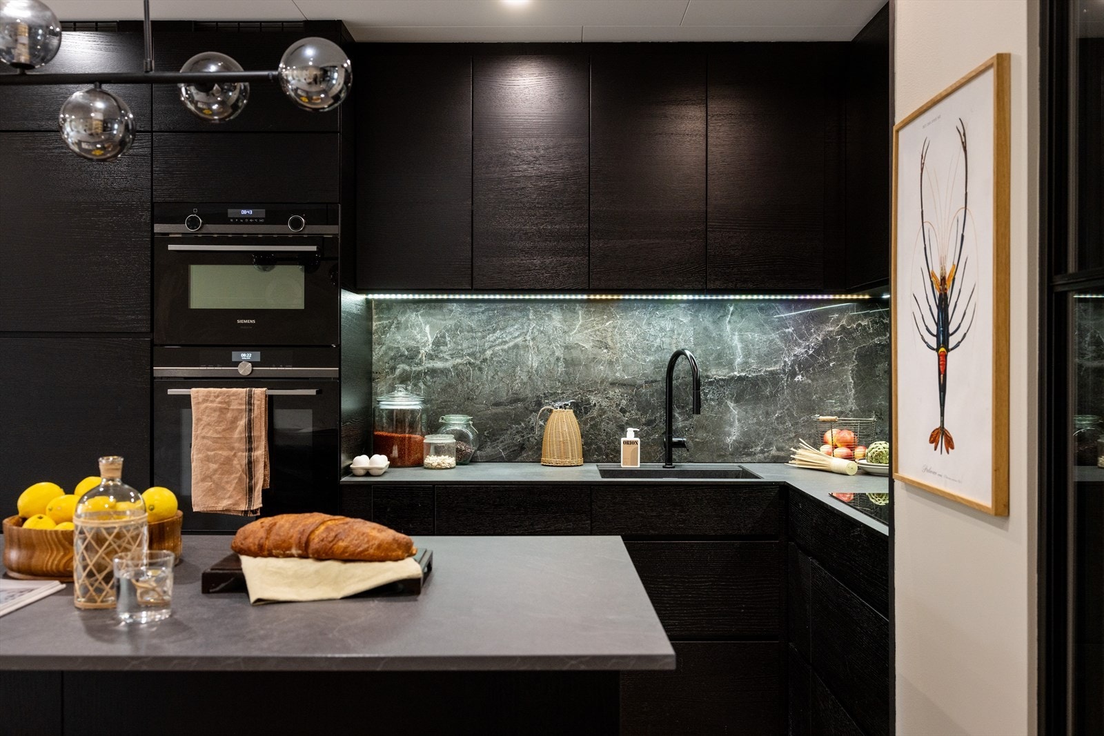 - Godt med benk- og skapplass - Galleribilde