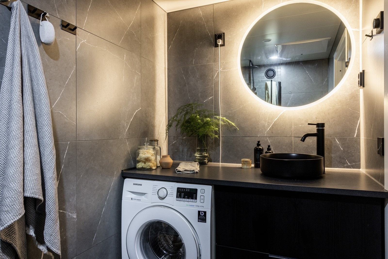 - Flislagt baderom fra 2022 med varme i gulvet og downlights i himling - Galleribilde