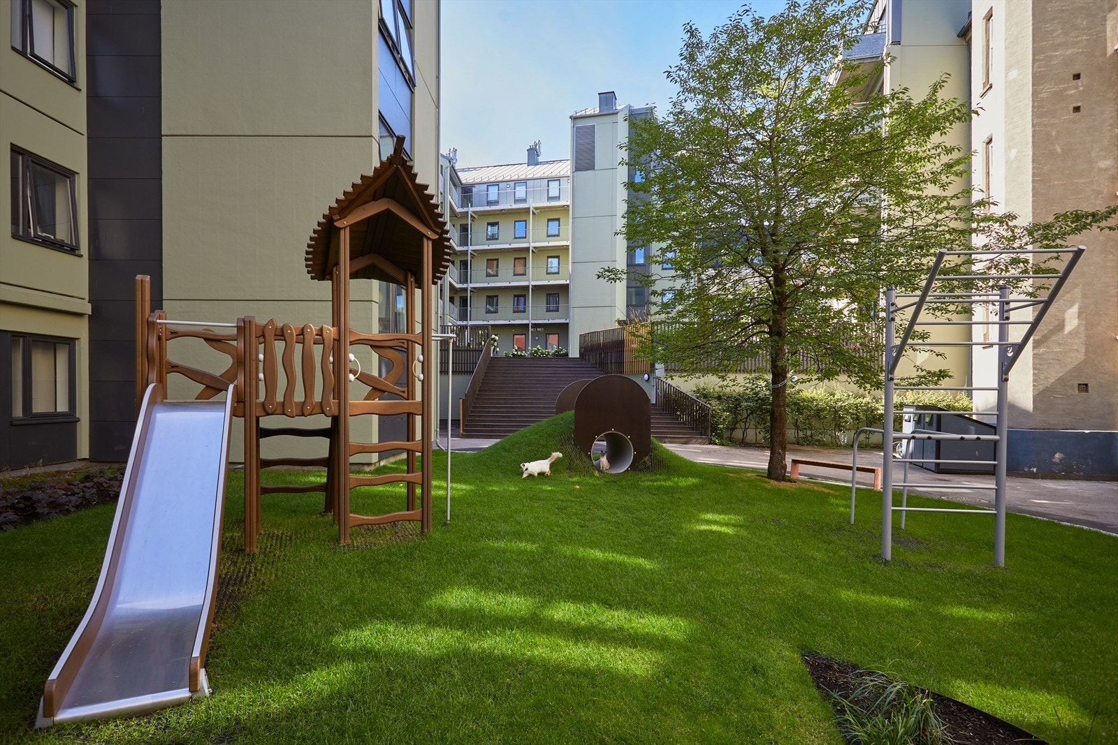 - Pent opparbeidet bakgård med lekestativ, bordtennis og gressplen - Galleribilde