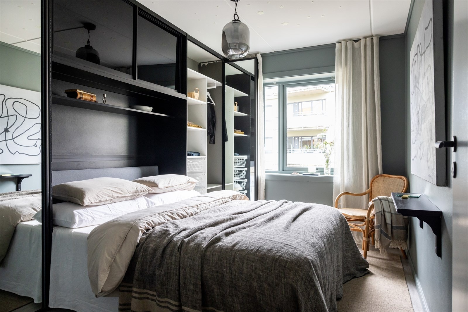 - Hovedsoverommet er av god størrelse og vender mot rolig bakgård - Galleribilde