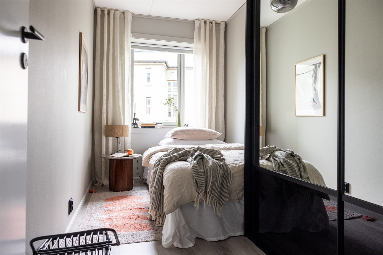 - Soverom 2 fungerer også perfekt som gjesterom, barnerom eller kontor. Soverommet er malt i antikkgrå og har god plass til dobbeltseng. I likhet med de andre soverommene vender dette også mot rolig bakgård - Galleribilde