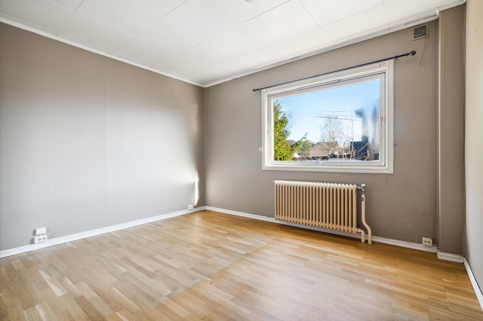 Hovedsoverom med skyvedørsgarderobe Galleribilde