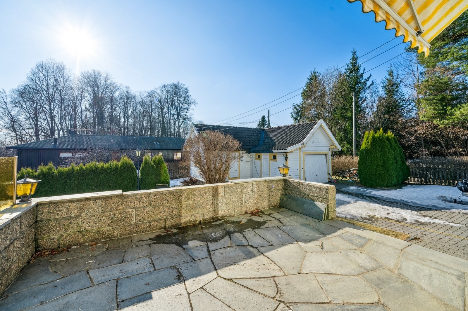 Flott uteareal. Hagen deles med enheten over. Galleribilde