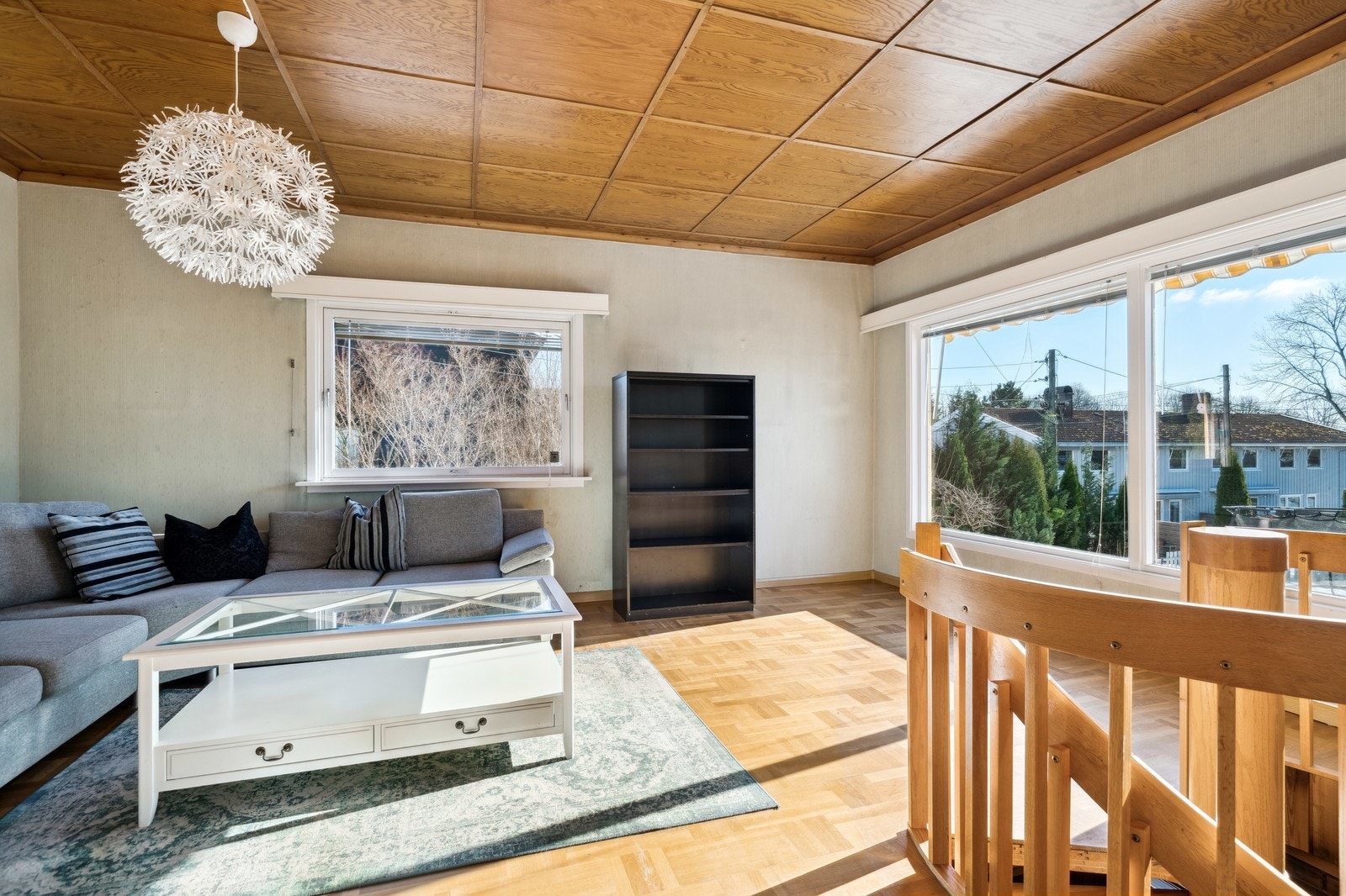 Stuen vender ut mot flott hage Galleribilde