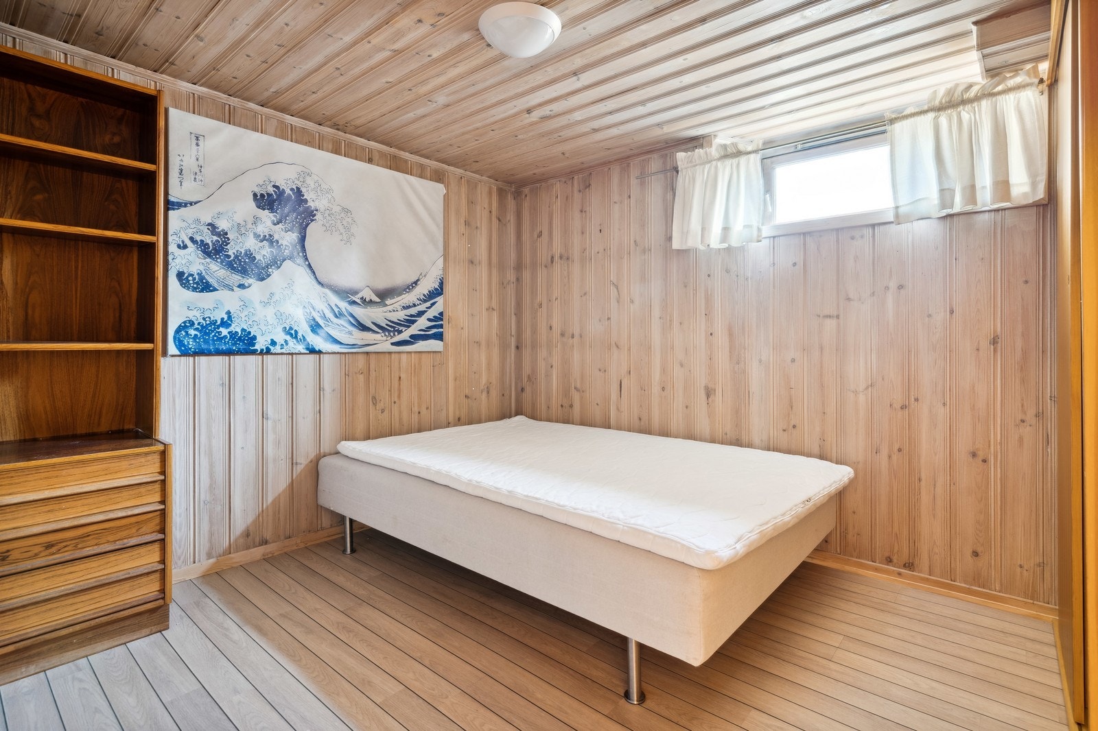 Innvendig bod/rom i kjeller. Ikke godkjent soverom. Galleribilde