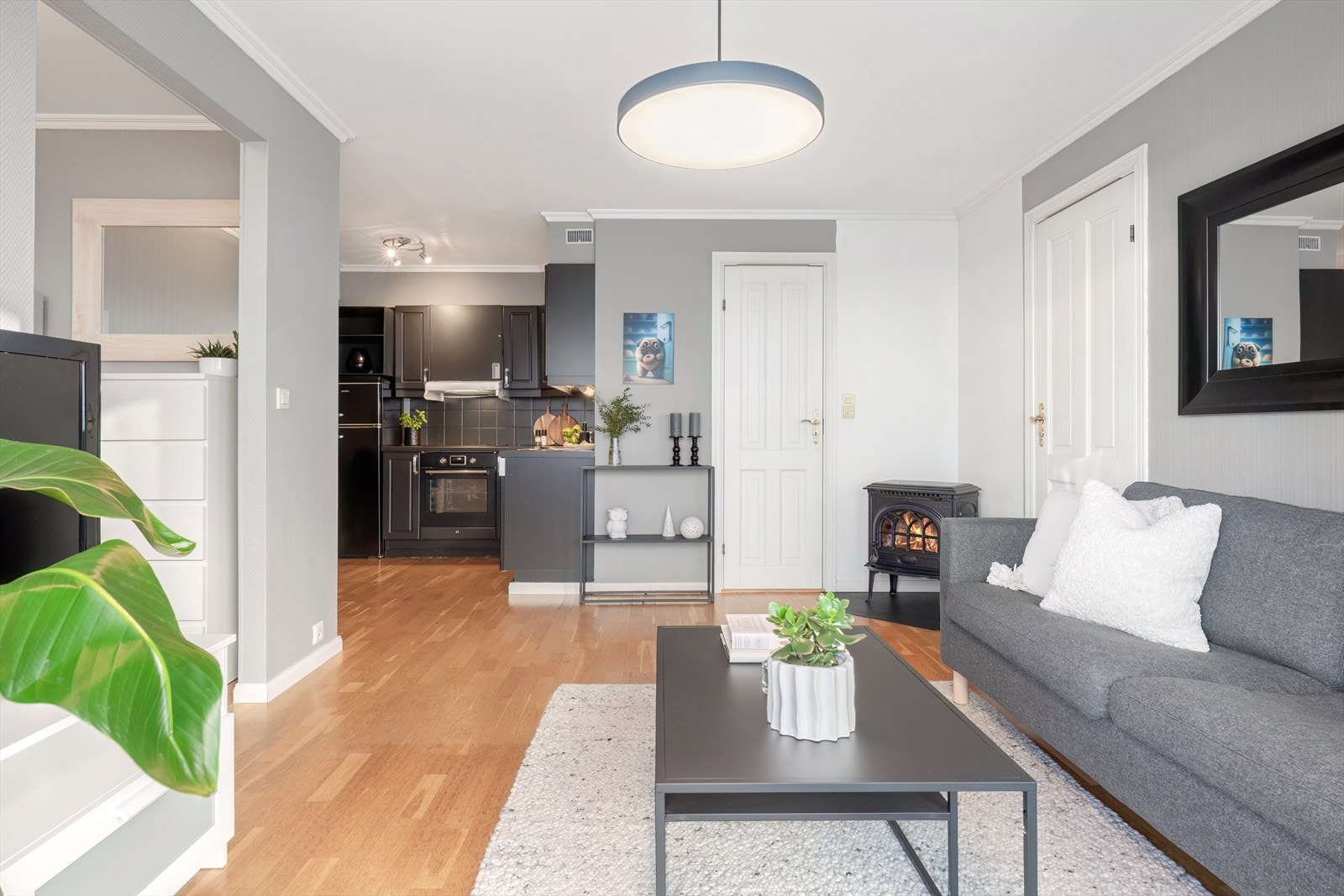 Leiligheten fremstår lys og fin, her får man til og med vedovn med på kjøpet! Galleribilde