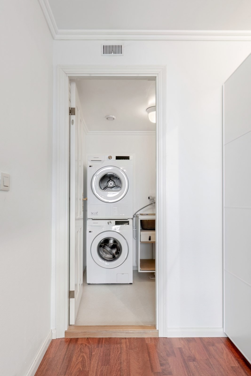 Fra soverommet har man direkte tilgang til vaskerom/lagringsplass Galleribilde