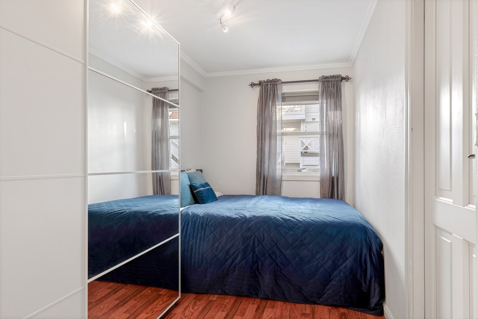 Leiligheten byr på et romslig soverom Galleribilde