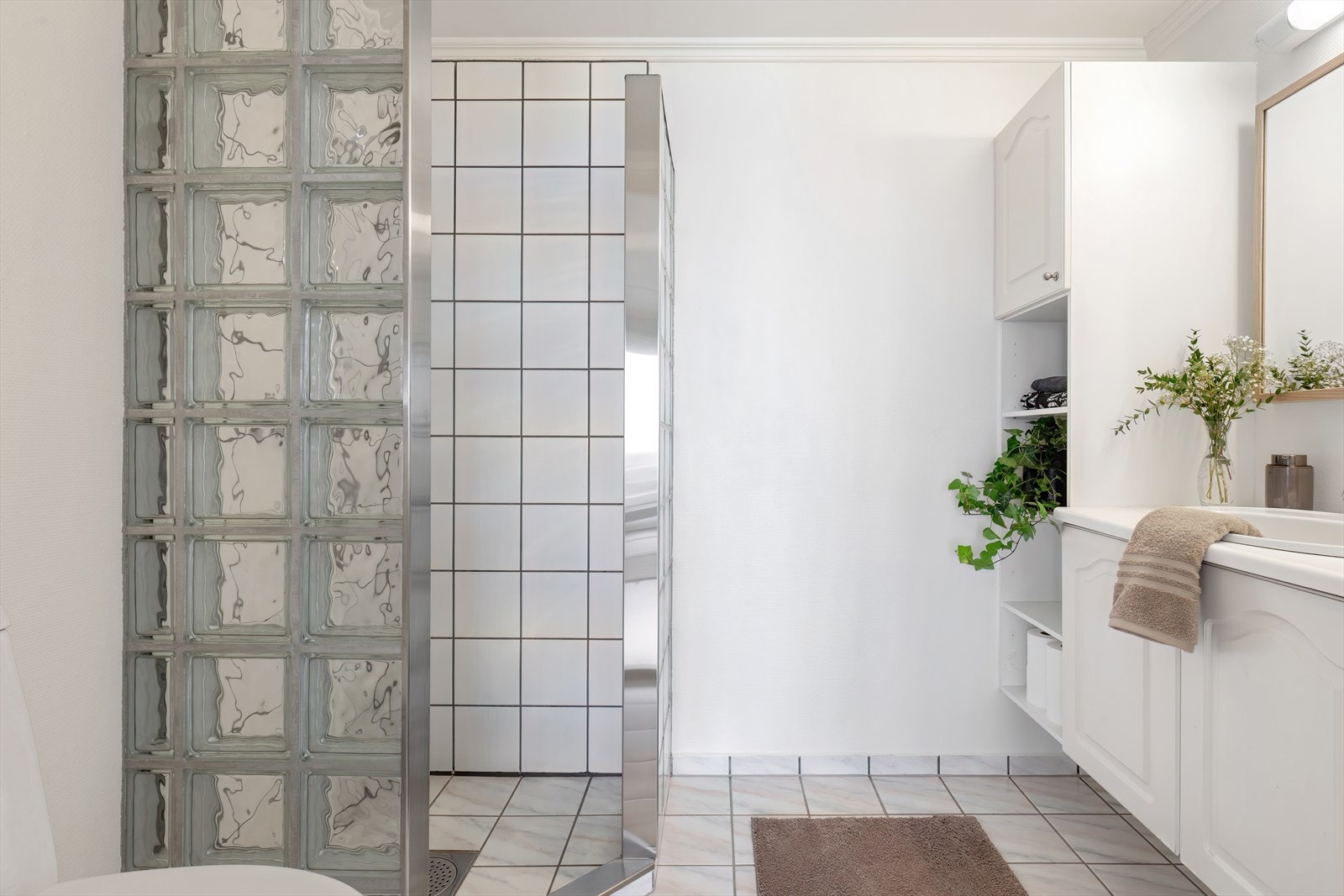 Flislagt bad i lys og tidløs utførelse Galleribilde