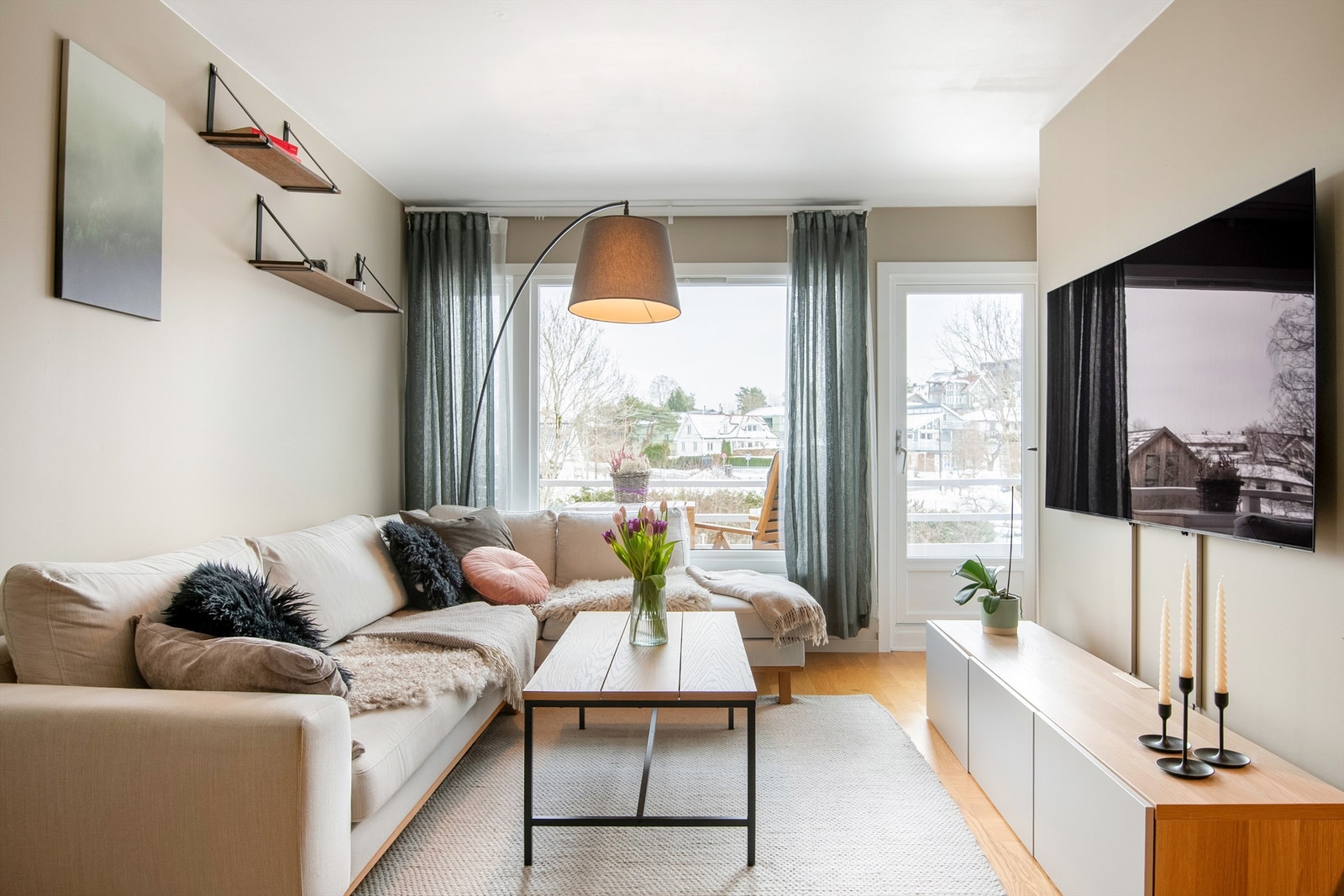 Stuen har en åpen løsning mot kjøkkenet, med ny parkett fra 2019. Galleribilde