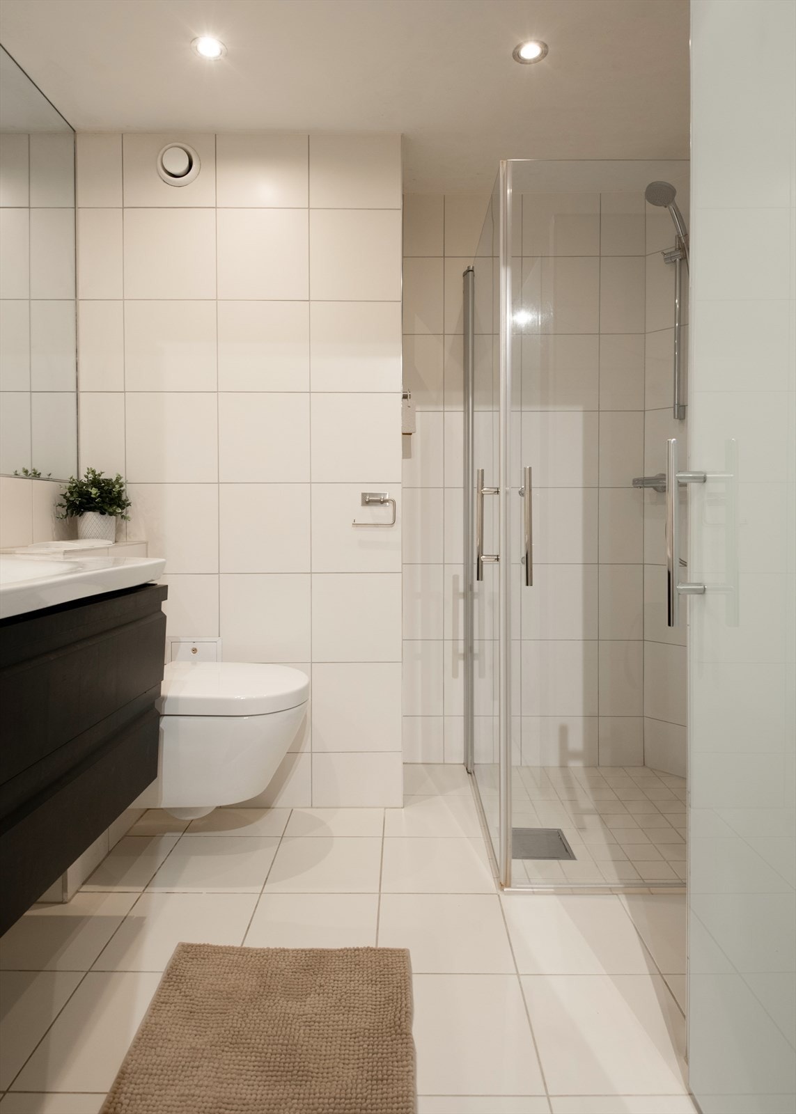 Badet er flislagt med varme i gulvet. Galleribilde