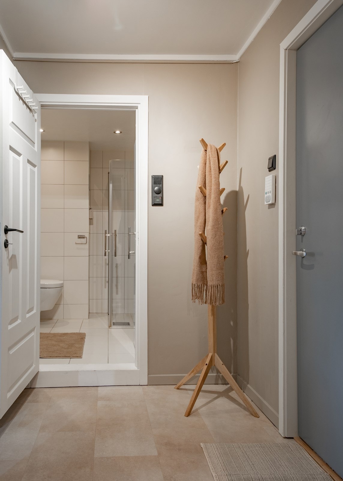 Entréen ønsker velkommen med callinganlegg og en ny, lydisolert inngangsdør fra 2022. Galleribilde