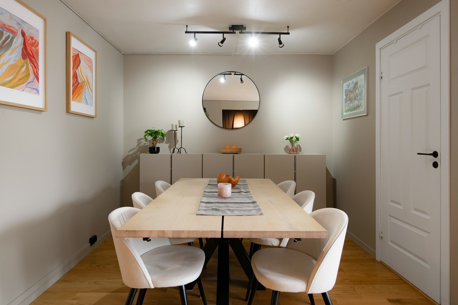 Spiseplassen er en naturlig del av oppholdsrommet, med plass til hyggelige middager. Galleribilde