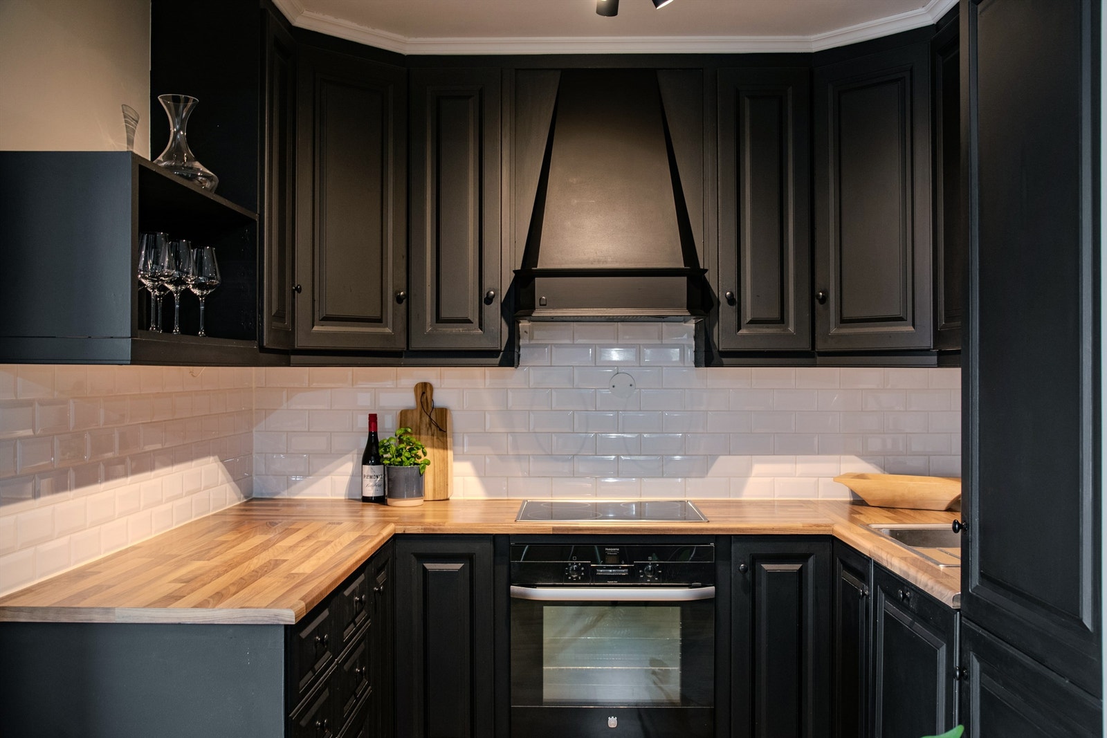 Kjøkkeninnredning fra 2006 med profilerte fronter og integrerte hvitevarer. Galleribilde